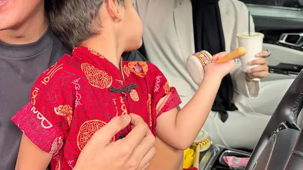 Masih Proses Cerai, Ini 6 Potret Baim Wong dan Paula Kompak Urus Anak di Hari Imlek