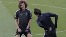 David Luiz menjadi salah satu sorotan usai dipermalukan dua kali Luis Suarez di leg pertama (JOSEP LAGO / AFP)