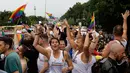 Ekspresi para pendukung LGBT saat menari di atas truk ketika parade ‘Gay Pride’ di Berlin, Jerman, Sabtu (22/7). Pernikahan sesama jenis di Jerman diperbolehkan terhitung mulai Oktober 2017. (AP/Markus Schreiber)