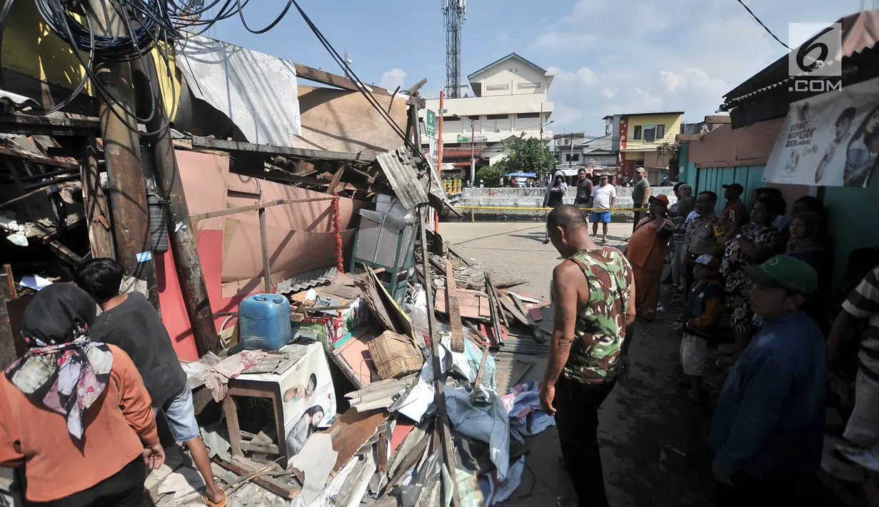 Warga melihat rumah rusak akibat tertimpa crane di kawasan Kemayoran, Jakarta, Kamis (6/12). Crane yang jatuh tersebut jatuh hingga menimpa rumah warga dan menyebabkan tiga orang luka-luka. (Merdeka.com/Iqbal S. Nugroho)