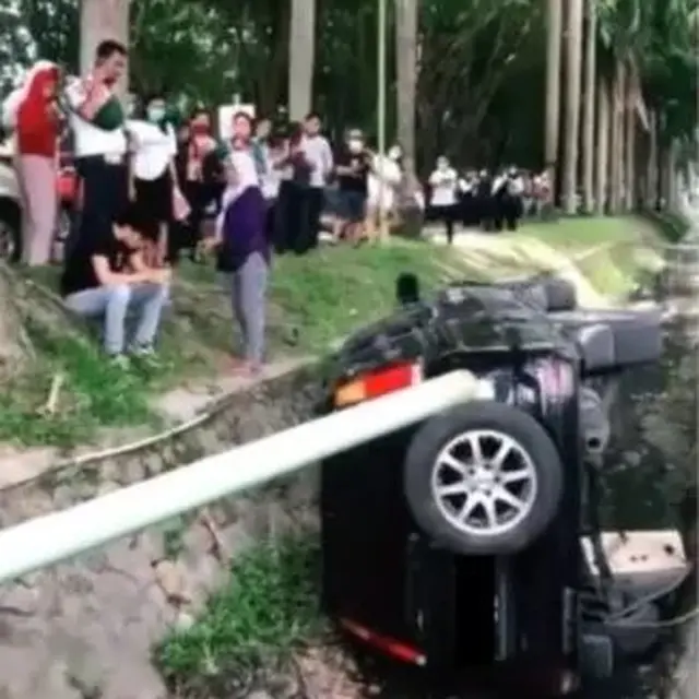 6 Potret Apes Mobil Masuk Selokan,