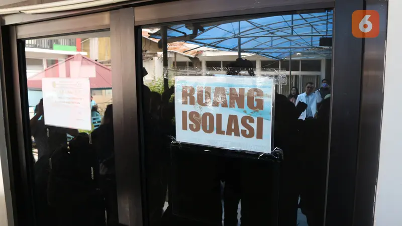 Pintu masuk ke ruang isolasi RSUD Anutapura Palu