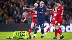 Pemain Chelsea, Enzo Fernandez, tampak kecewa setelah gagal mencetak gol ke gawang Middlesbrough dalam laga leg pertama semifinal Carabao Cup 2023/2024 yang digelar di Riverside Stadium, Rabu (10/1/2024). The Blues takluk 0-1 dari tuan rumah. (PA via AP/Owen Humphreys)