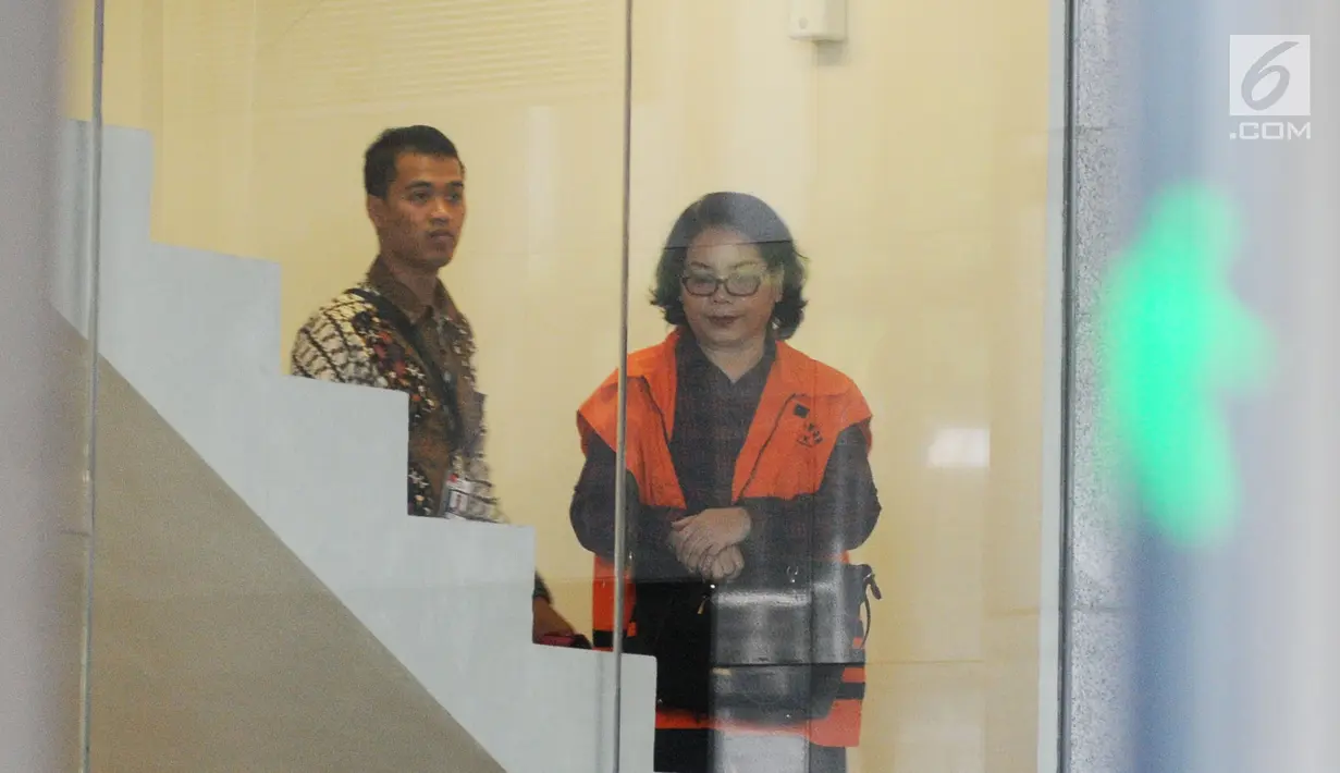 Mantan Anggota DPRD Sumut Arlene Manurung tiba di Gedung KPK, Jakarta, Jumat (4/1). Arlene diduga menerima suap persetujuan Laporan Pertanggungjawaban APBD 2012 dan Pengesahan Perubahan APBD 2013, 2014 dan 2015. (Merdeka.com/Dwi Narwoko)