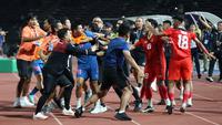 Sejumlah pemain dan official Timnas Indonesia U-22 bersitegang dengan pemain dan official Timnas Thailand U-22 pada laga final sepak bola SEA Games 2023 yang berlangsung di Olympic Stadium, Phnom Penh, Kamboja, Selasa (16/05/2023). (Bola.com/Abul Aziz)