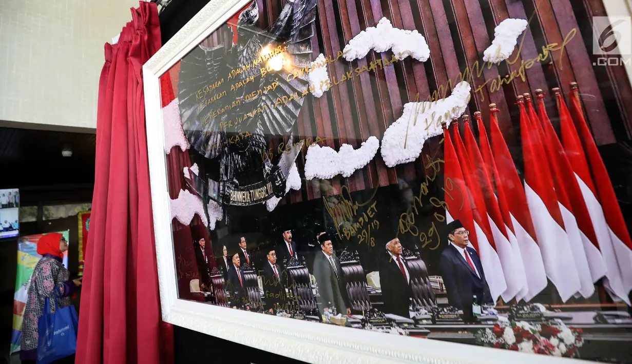 Pengunjung melihat pameran Foto Wartawan Parlemen bertema DPR Zaman Now di Komplek Parlemen, Senayan, Jakarta, Kamis (29/8/2019). Pameran ini dalam rangka memperingati HUT DPR ke 74. Jumlah Foto yang dipamerkan sebanyak 101 Karya Foto dari 30 pewarta Foto Parlemen. (Liputan6.com/Johan Tallo)