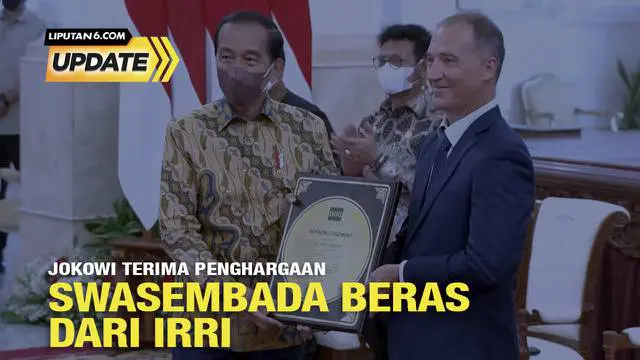 Presiden Joko Widodo menerima penghargaan Certificate of Acknowledgement dari Institut Penelitian Padi Internasional (IRRI) atas keberhasilan Indonesia dalam mencapai swasembada beras.