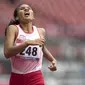 Putri Ni Made Arianti pelari Indonesia berhasil meraih medali perak di cabang para atletik nomor lari 400 meter T13 pada Asian Para Games 2018, di Stadion Utama Gelora Bung Karno Jakarta, Kamis(11/10/2018).  (Bola.com/Peksi Cahyo)