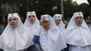 Sekelompok biarawati berdoa di luar Katedral Transfigurasi Odesa di Odesa, Ukraina, Minggu, 23 Juli 2023, menyusul serangan misil Rusia. (AP Photo/Jae C. Hong)