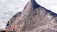 Turis bugil memicu terjadinya gempa di Gunung Kinabalu, Malaysia.