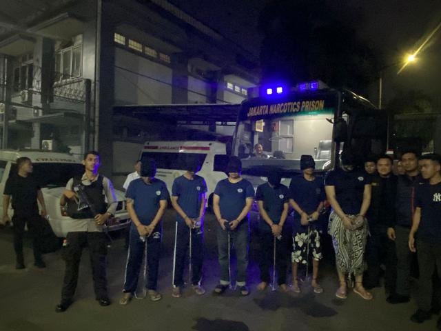 Tak kuasa tahan kesedihan, Aditya Zoni syok dengar perlakuan yang diterima Ammar Zoni di Nusakambangan