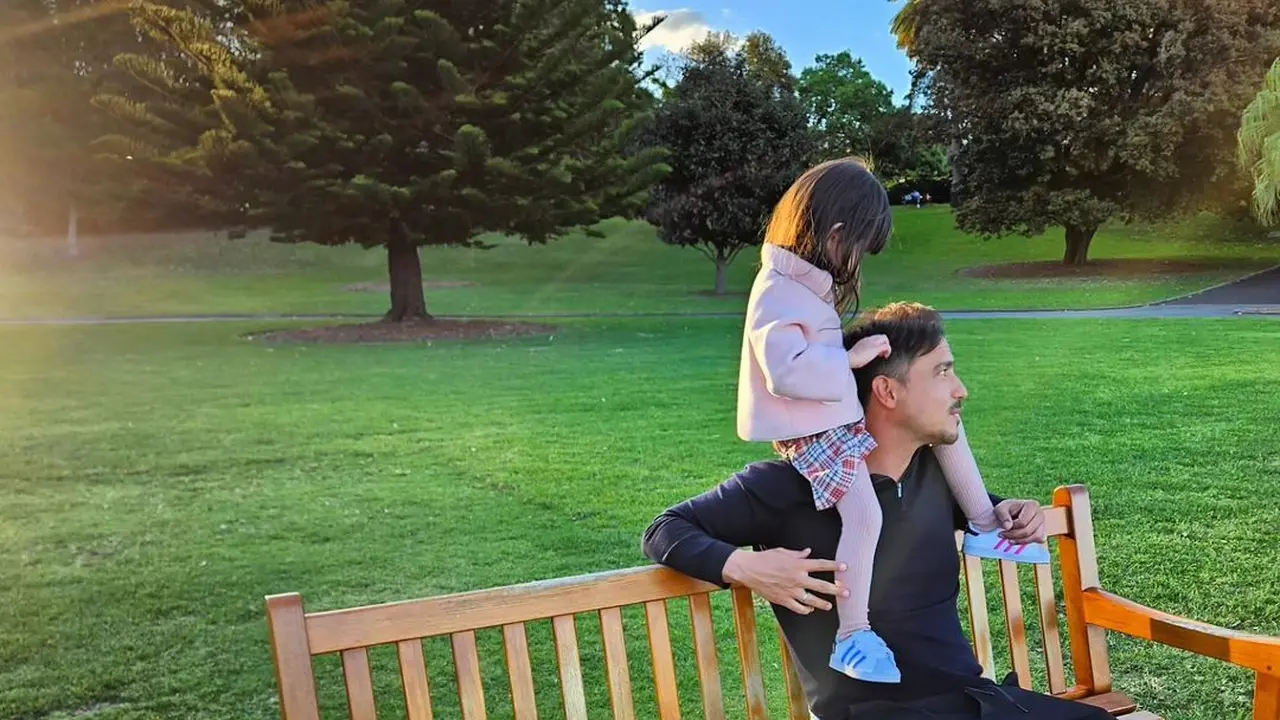 Potret Hangat Raisa, Zalina dan Hamish Daud Saat Liburan di Sydney