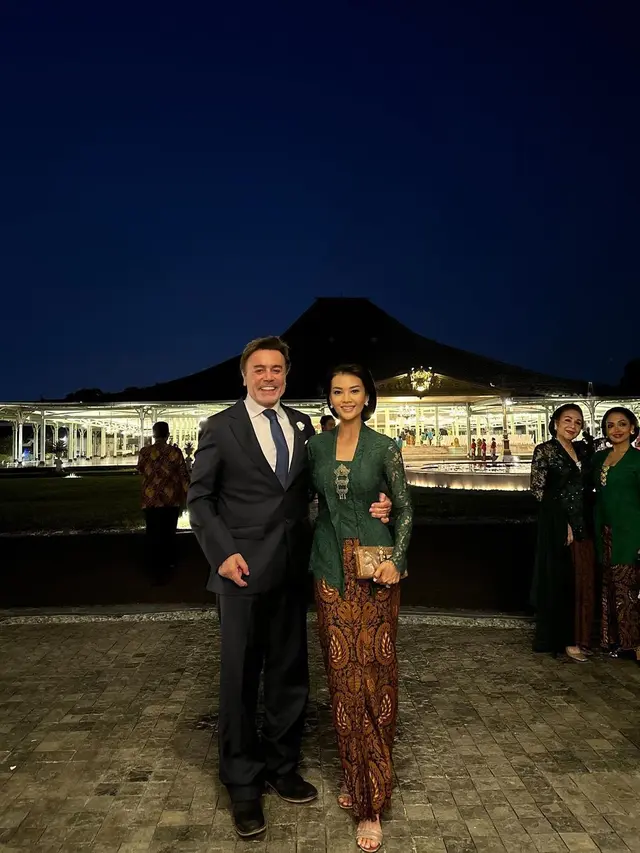 Potret cantik Farah Quinn kenakan kebaya (Sumber: Instagram/@farahquinnofficial)