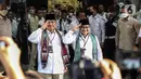 Ketua Umum Partai Gerindra Prabowo Subianto (kiri) bersama Ketua Umum Partai Kebangkitan Bangsa (KPB) Muhaimin Iskandar atau Cak Imin melakukan hormat saat konferensi pers bersama serta mendaftarkan partai politiknya sebagai calon peserta Pemilu 2024 di Kantor KPU, Jakarta, Senin (8/8/2022). Pada hari kedelapan ini, Partai Gerindra dan PKB kompak bersama mendaftarkan sebagai calon peserta Pemilu 2024. (Liputan6.com/Johan Tallo)