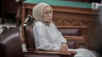 Terdakwa kasus penyebaran hoaks Ratna Sarumpaet menjalani sidang putusan di Pengadilan Negeri Jakarta Selatan, Kamis (11/7/2019). Majelis hakim memvonis Ratna Sarumpaet dengan hukuman 2 tahun penjara atas kasus penyebaran berita bohong yang menjeratnya. (Liputan6.com/Faizal Fanani)