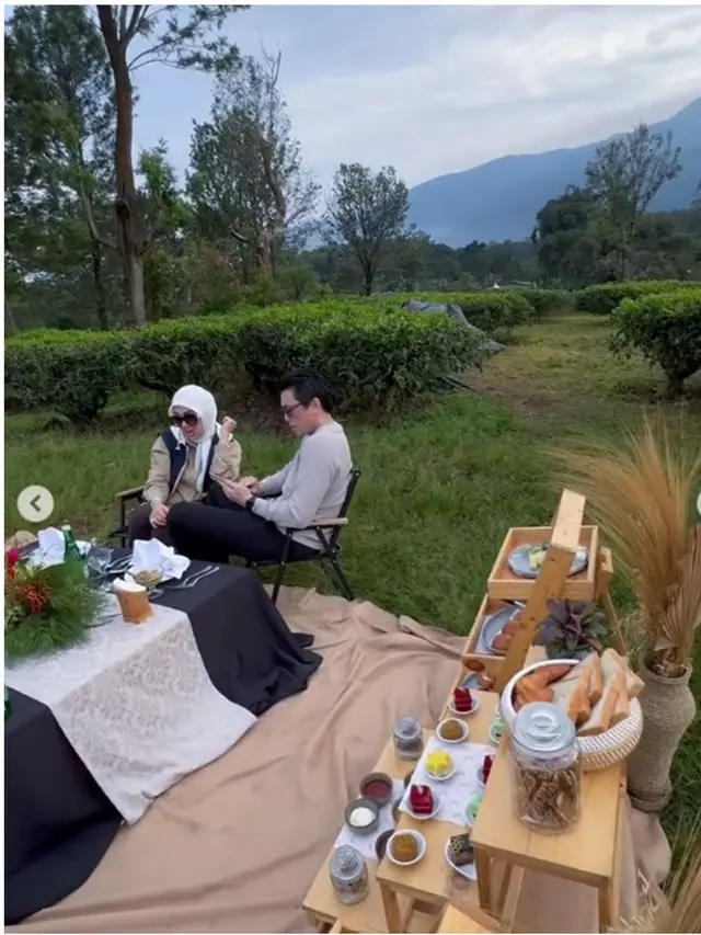 6 Potret Piknik Mewah Syahrini dan Reino Barack, Nikmati Sarapan di Kebun Teh