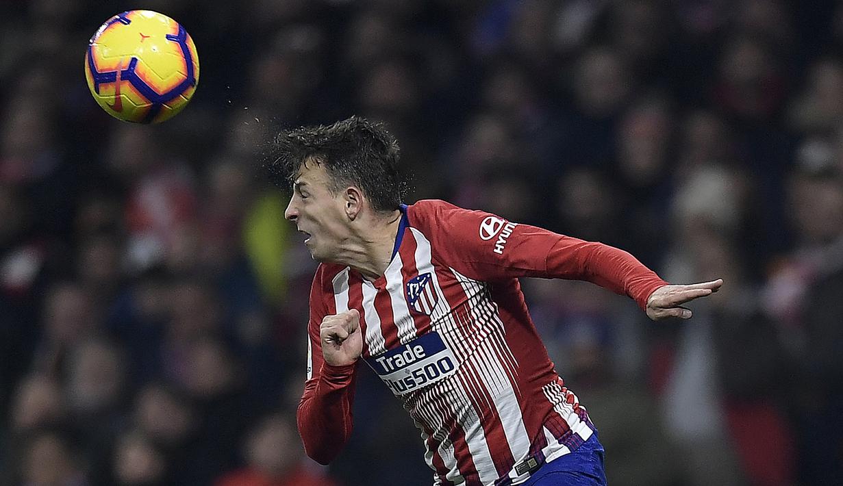 Santiago Arias. Bek kanan ini didatangkan Atletico Madrid dari PSV Eindhoven pada awal musim 2018/2019. Selama total 2 musim hingga 2019/2020 telah bermain dalam 51 penampilan di semua ajang dengan hanya mencetak 1 gol. Musim ini dipinjamkan Atletico ke Bayer Leverkusen. (AFP/Oscar Del Pozo)