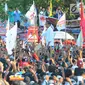 Capres 01 Joko Widodo memberi sambutan saat kampanye terbuka di Indramayu, Jawa Barat, Jumat (5/4). Dalam sambutannya Jokowi berjanji menjaga Indramayu sebagai lumbung padi nasional. (Liputan6.com/Angga Yuniar)