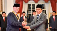 Presiden Republik Indonesia, Joko Widodo menyerahkan penghargaan khusus kepada Presiden FIFA, Gianni Infantino di Istana Negara, Jakarta, Jumat (10/11/2023). (X/Joko Widodo)