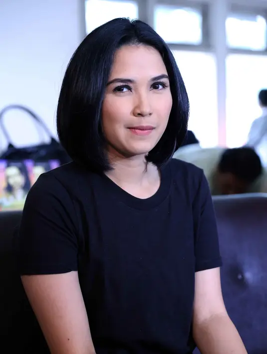 Keluar dari zona nyaman, banting setir Dinda perankan tokoh seorang gadis pesantren yang kalem. (Nurwahyunan/Bintang.com)