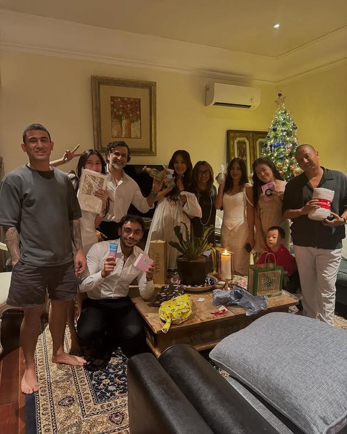 7 Potret Rafi Haikal Anak Zulkifli Hasan Ikut Rayakan Natal Valerie Thomas dan Keluarga, Tampil Kompak