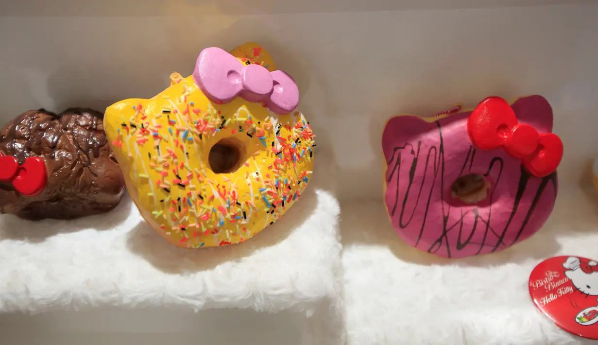 Donat berbentuk Hello Kitty disebuah restoran di Shanghai, Cina, April 9, 2016. Restoran ini merupakan restoran pertama yang resmi memakai Hello Kitty sebagai temanya.( REUTERS/ Ealy Son)