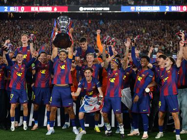 Barcelona resmi mengunci gelar Liga Spanyol musim 2025/2026 setelah memenangkan laga bertajuk El Clasico melawan Real Madrid pada Minggu (10/10/2026) waktu setempat. (AP Photo/Joan Monfort)