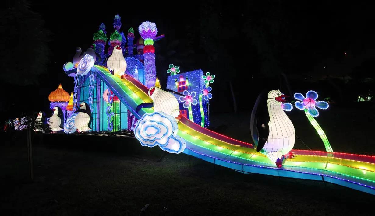 Pemandangan instalasi lampu di Dubai Garden Glow, Dubai, Uni Emirat Arab, 1 November 2021. Instalasi tersebut dibuat dari lebih satu juta bohlam penghemat energi dan kain bercahaya daur ulang karya seniman seluruh dunia. (GIUSEPPE CACACE/AFP)