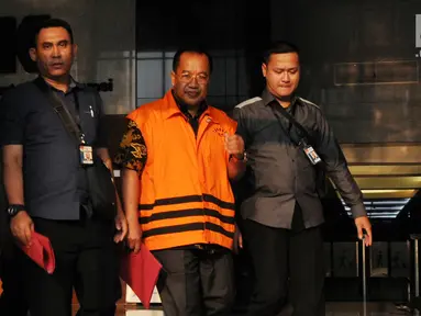 Komisaris PT KAK Khayub Muhamad Lutfi usai menjalani pemeriksaan oleh penyidik di Gedung KPK, Jakarta, Selasa (13/3). Khayub mengenakan rompi tahanan dengan dikawal petugas. (Merdeka.com/Dwi Narwoko)