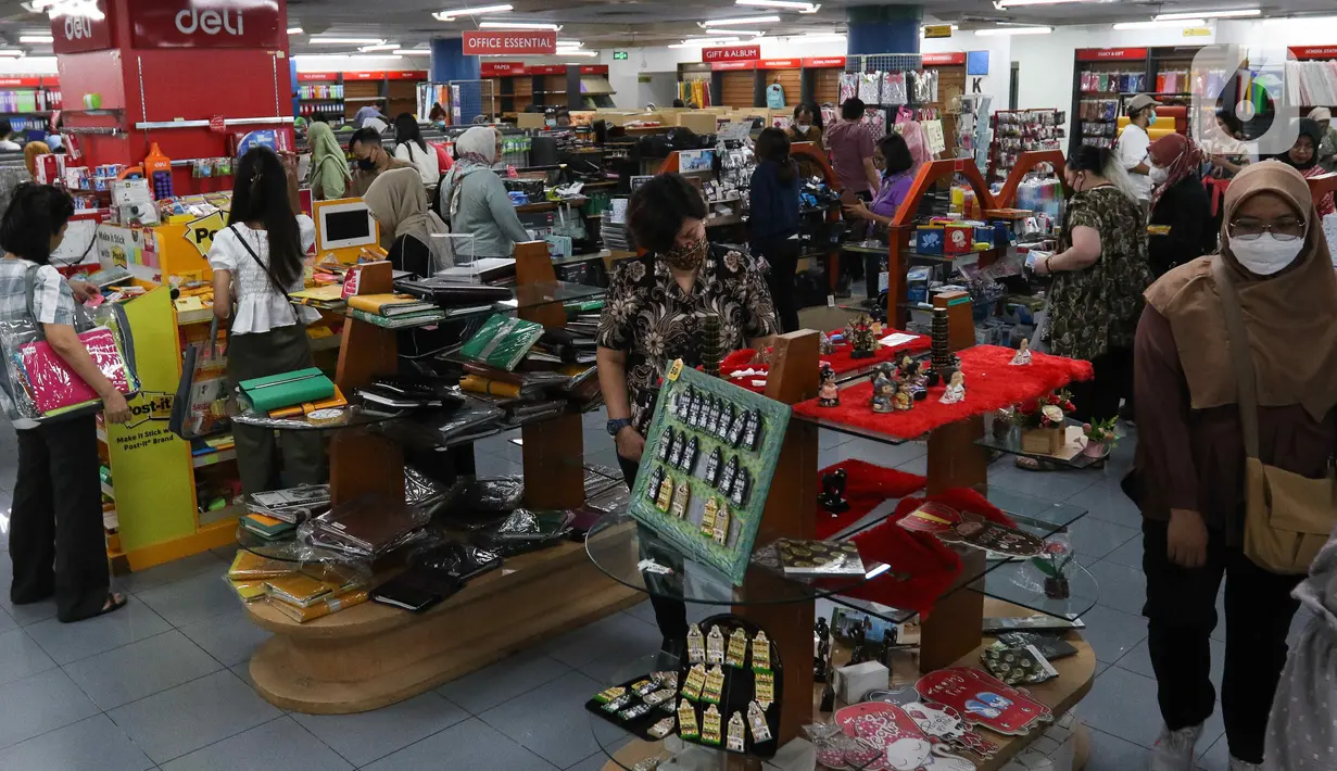 Promo-promo ini membuat Toko Gunung Agung diserbu pengunjung. (Liputan6.com/Herman Zakharia)