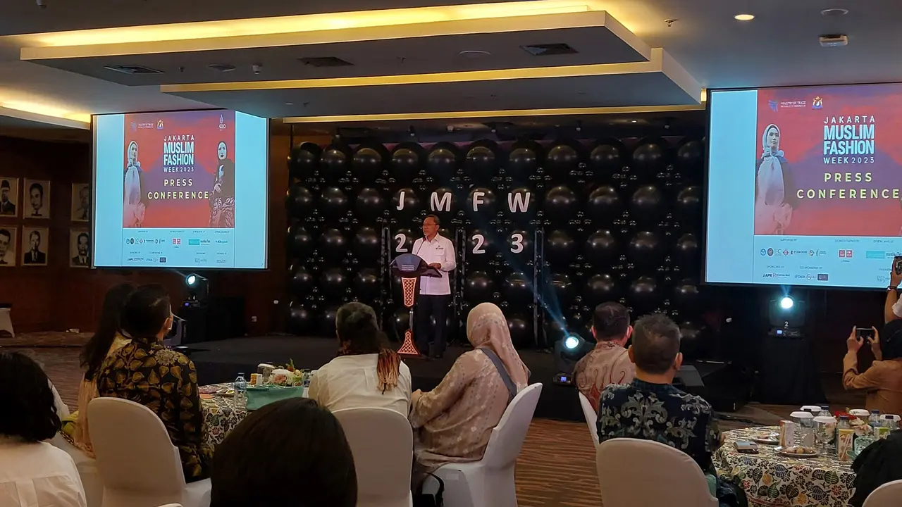 Menteri Perdagangan Zulkifli Hasan  dalam pembukaan Konferensi Pers Jakarta Muslim Fashion Week, di Kementerian Perdagangan, Rabu (12/10/2022).