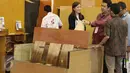 Salah satu peserta pameran Mega Build Technology  2016 memperkenalkan produknya kepada pengunjung, JCC, Jakarta, Jumat (18/3/2016). Mega Build Technology  2016 menghadirkan lebih dari 1.000 brand ternama. (Liputan6.com/Angga Yuniar)