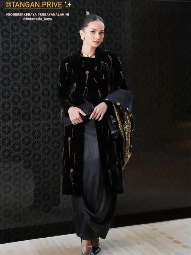 6 Gaya Enzy Storia Kenakan Kebaya Coat dan Selendang Kain Tenun Riau, Elegan bak Ningrat
