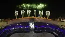 Kata 'SPRING' terbentuk dari kembang api saat upacara pembukaan Olimpiade Musim Dingin 2022 di Stadion Olimpiade, Beijing, China, Jumat (4/2/2022. (AP Photo/Jeff Roberson)