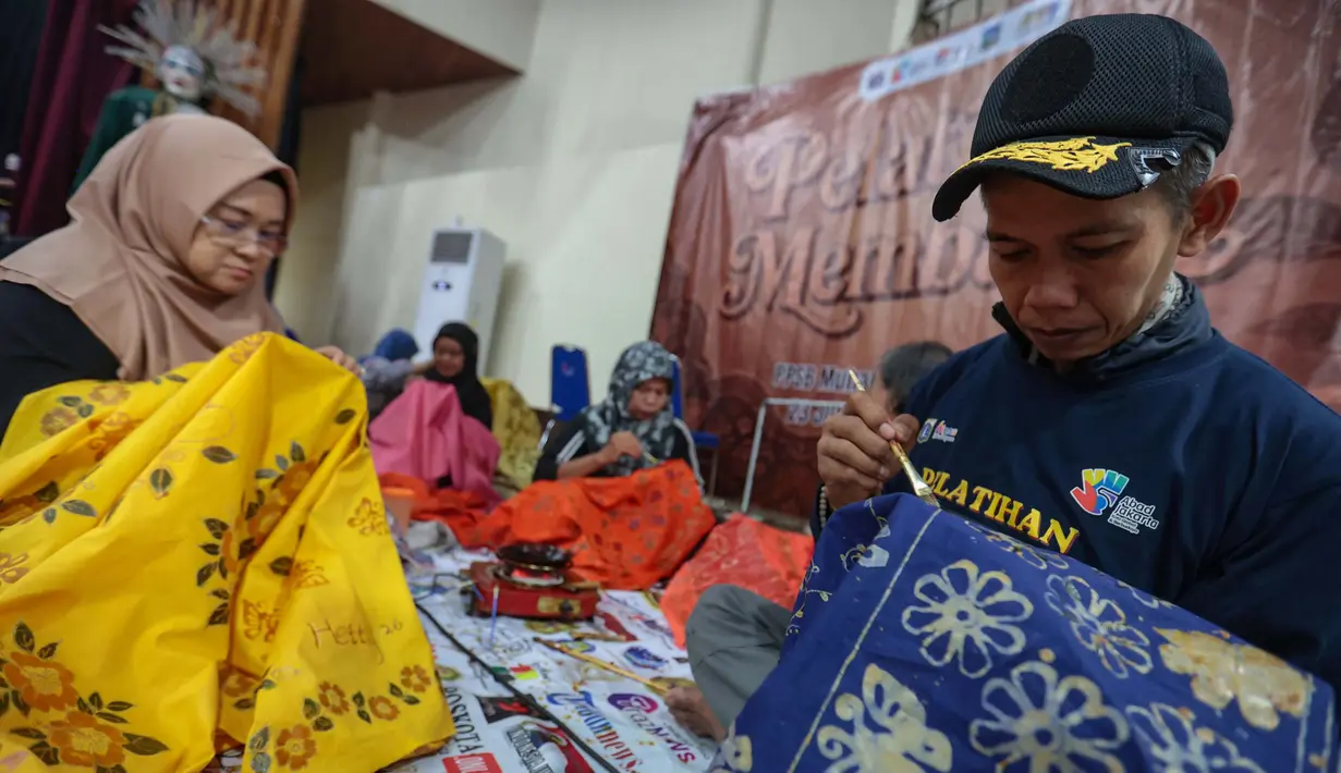 Peserta mengikuti pelatihan seni membatik di Gedung Pusat Pelatihan Seni Budaya (PPSB) Muhammad Mashabi di Jalan KH Mas Mansyur, Kebon Melati, Tanah Abang, Jakarta Pusat, Rabu (01/07/2026). (Kapanlagi.com/ Budy Santoso)