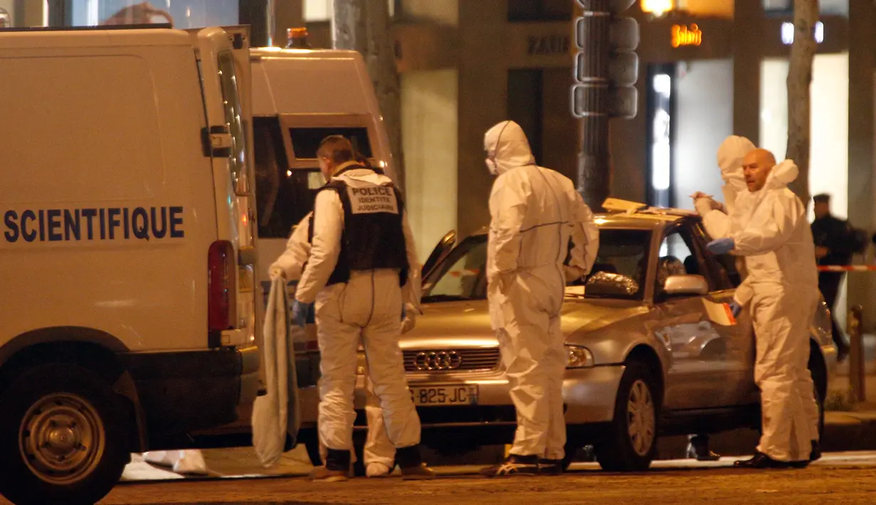 Petugas forensik mengumpulkan bukti di lokasi penembakan di kawasan Champs Elysees, Paris, Kamis (20/4). Prancis sendiri sudah dalam status darurat sejak 2015 lalu, setelah serangkaian serangan teror oleh kalangan garis keras. (AP Photo/Thibault Camus)