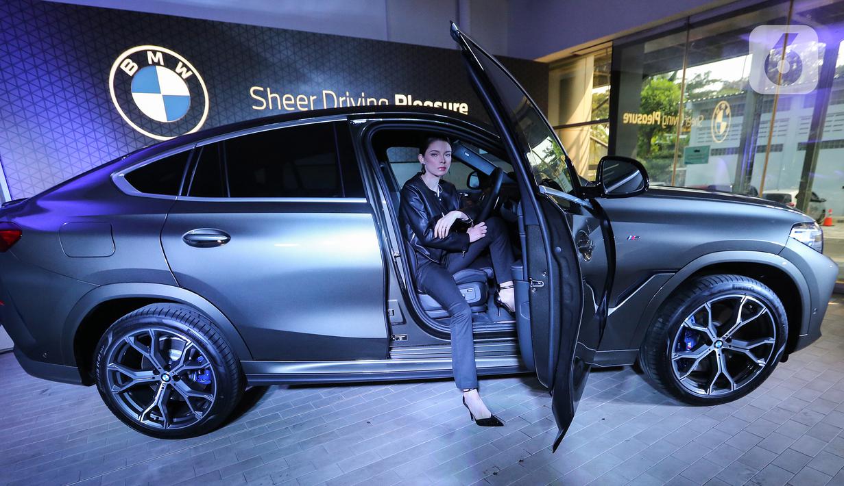 Model berpose di mobil all-new BMW X6 saat peluncuran di German Centre BSD, Tangerang Selatan. The News X6 miliki panjang 4.935 mm dan 2.004 mm serta lebih rendah pada 1.696 mm. (Liputan6.com/Fery Pradolo)