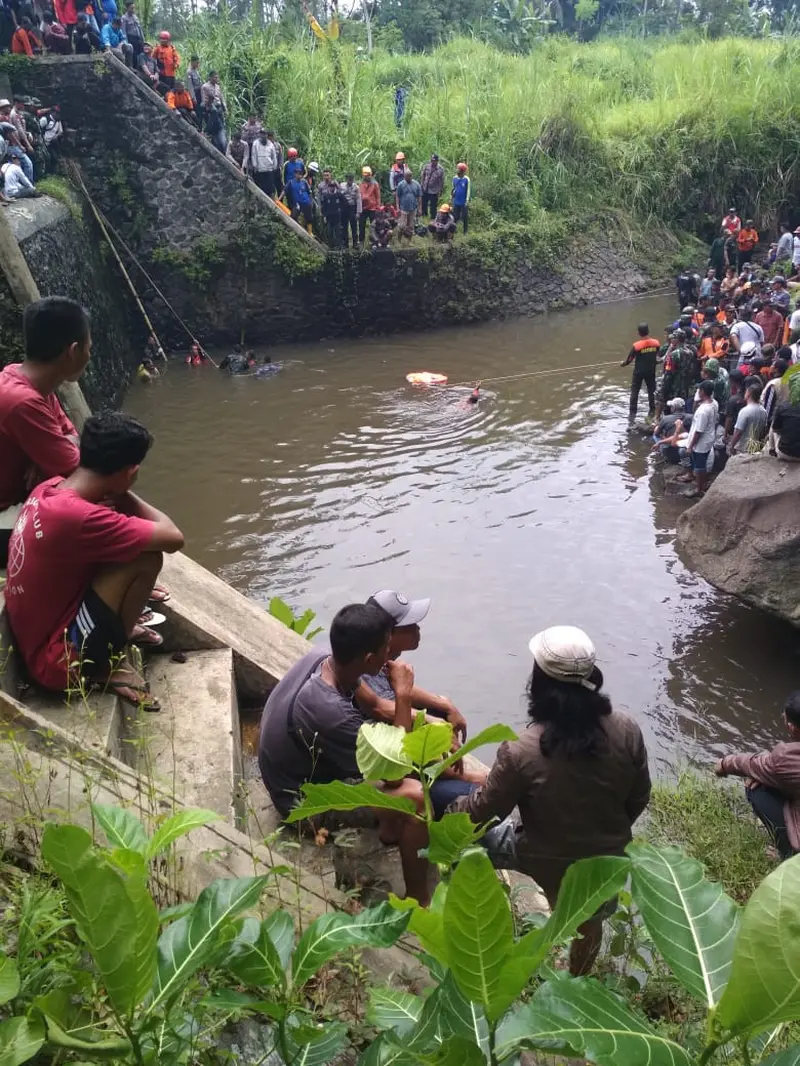 Proses evakuasi korban ke-8 dalam tragedi susur Sungai Sempor, SMP Negeri 1  Turi, Sleman. (Foto: Liputan6.com/Wisnu Wardhana)