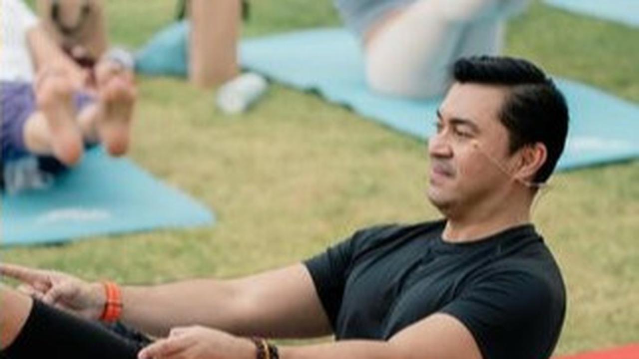8 Potret Anjasmara Tekuni Yoga, Jadi Kunci Awet Muda & Bebas dari Stres
