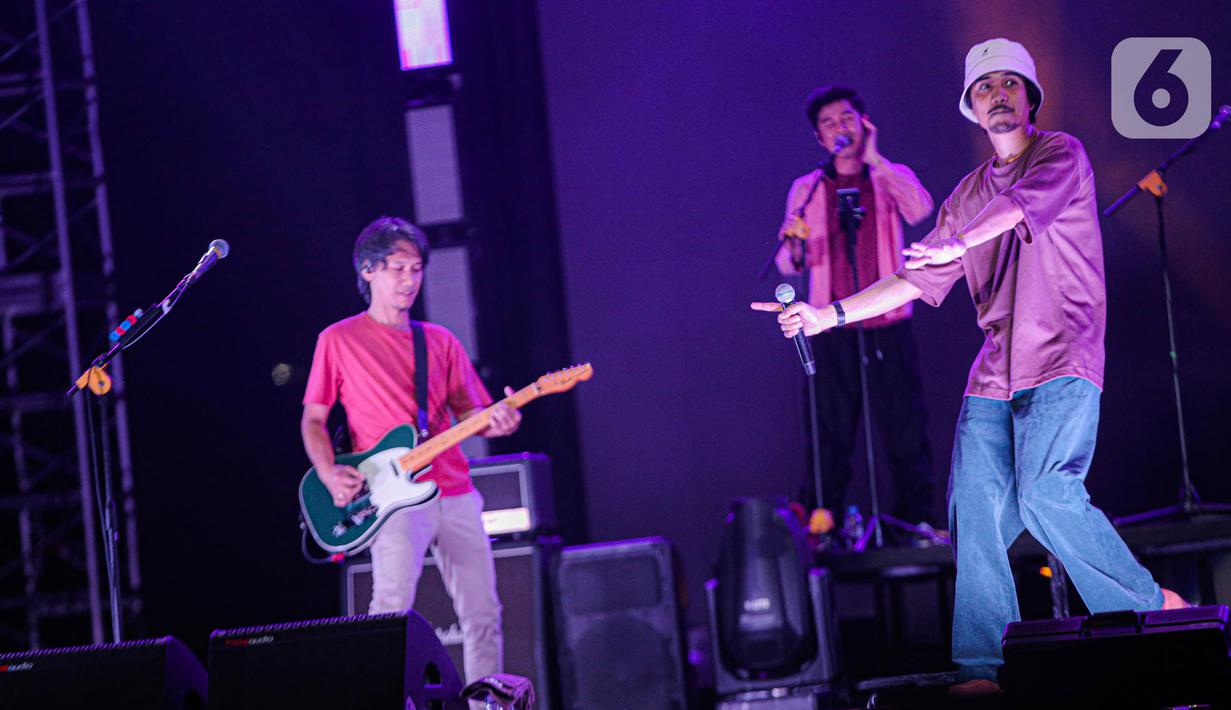 Aksi band Sheila On 7 dalam konser Sheila on 7 yang bertajuk 'Tunggu Aku di Jakarta' di kawasan JIExpo Kemayoran, Jakarta Pusat, Sabtu, (28/1/2023). Dalam penampilannya mereka membawakan sejumlah lagu hits seperti Film Favorit, Seberapa Pantas, Dan. (Liputan6.com/Faizal Fanani)