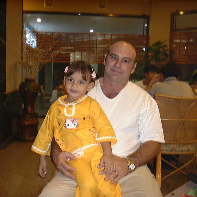 Potret Masa Kecil 6 Artis Wanita Blasteran Bareng Ayah, Penuh Kehangatan