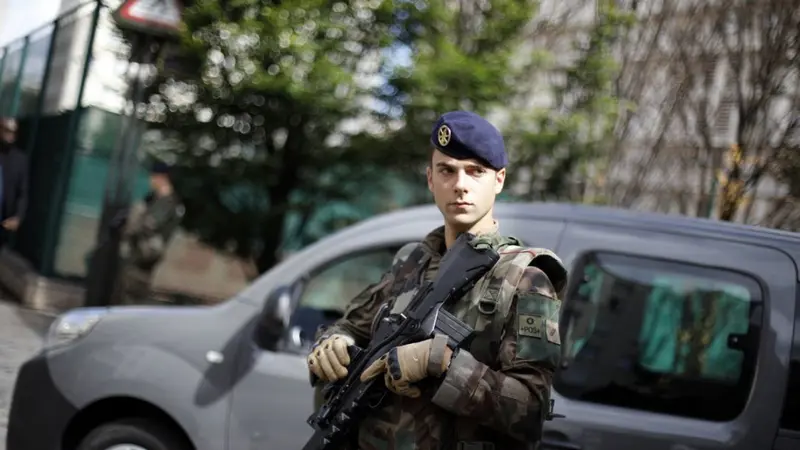 Tentara Prancis bersiaga setelah insiden BMW menabrak sekelompok rekannya. (AP)