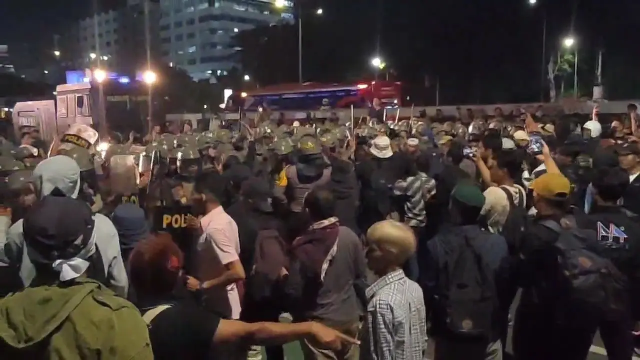 Aksi Demo di Depan DPR Sempat Ricuh dengan Aparat, Massa Sudah Bubarkan Diri