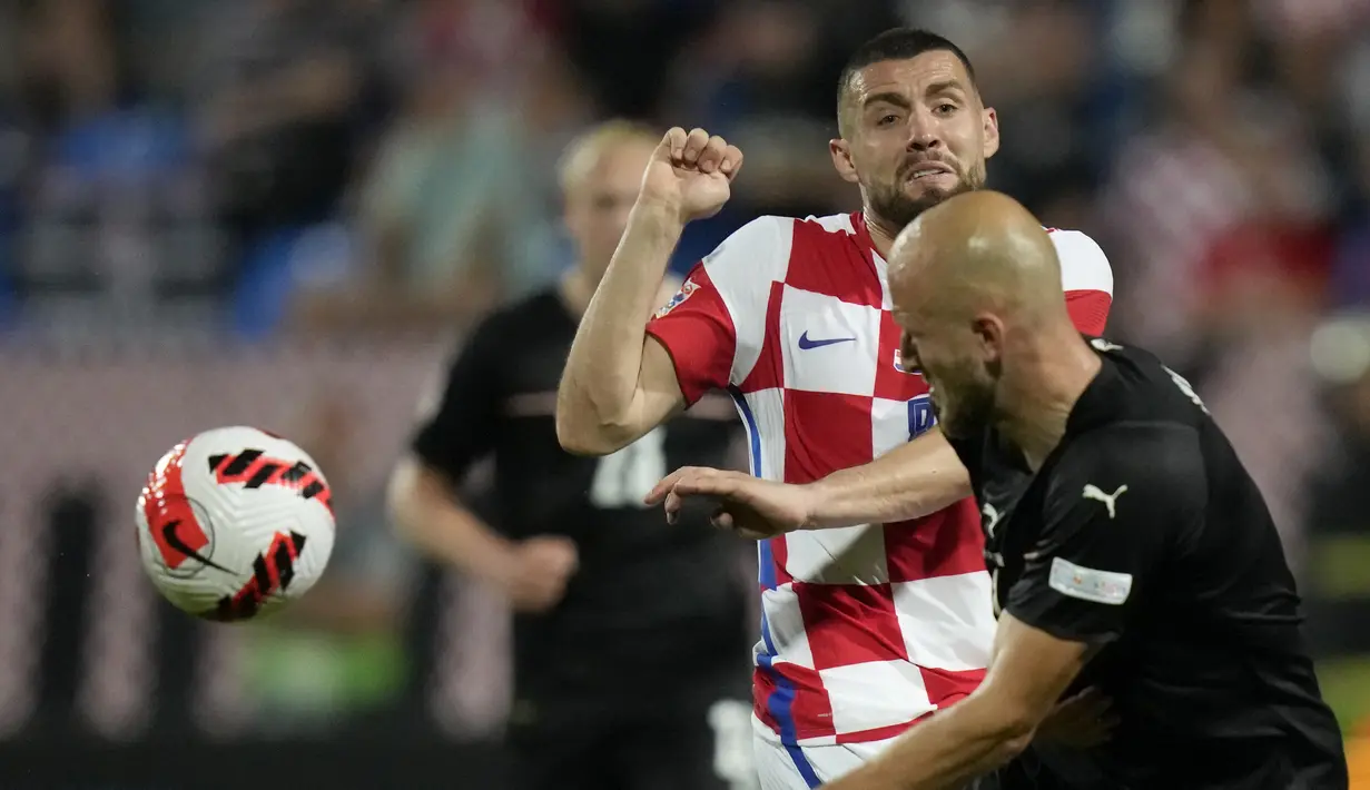 Bek timnas Austria Gernot Trauner berebut bola dengan gelandang Kroasia Mateo Kovacic pada matchday pertama UEFA Nations League A Grup 1 di Stadion Gradski Vrt, Sabtu (4/6/2022) dinihari WIB. Ralf Rangnick sukses debut dengan mengantarkan Timnas Austria menang telak atas Kroasia dengan skor 3-0. (AP Photo/Darko Bandic)