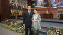 Temani sang suami sidang terbuka, Annisa Pohan tampil rapi dengan kebaya. Ia kenakan kebaya A-line hijau sage dengan kain Batik hijau olive dan selendang bahu yang senada [@annisayudhoyono]