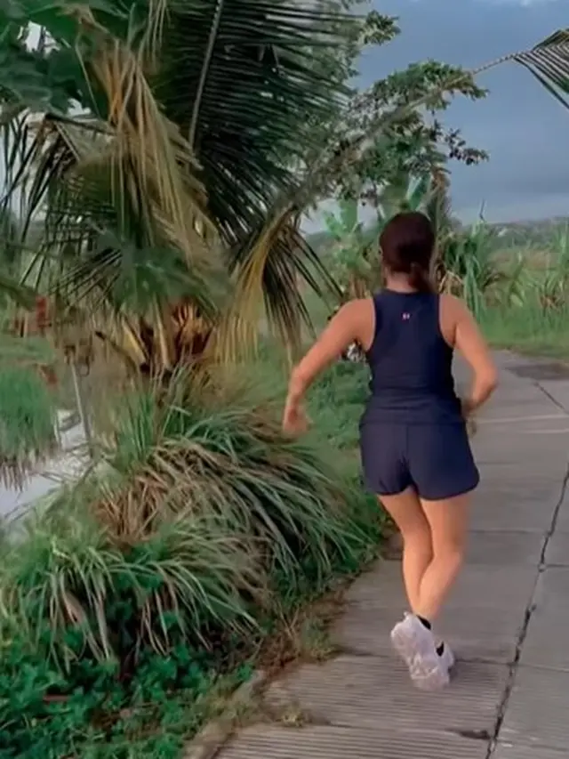 Gisella Anastasia berlari di persawahan (Instagram/gisel_la)