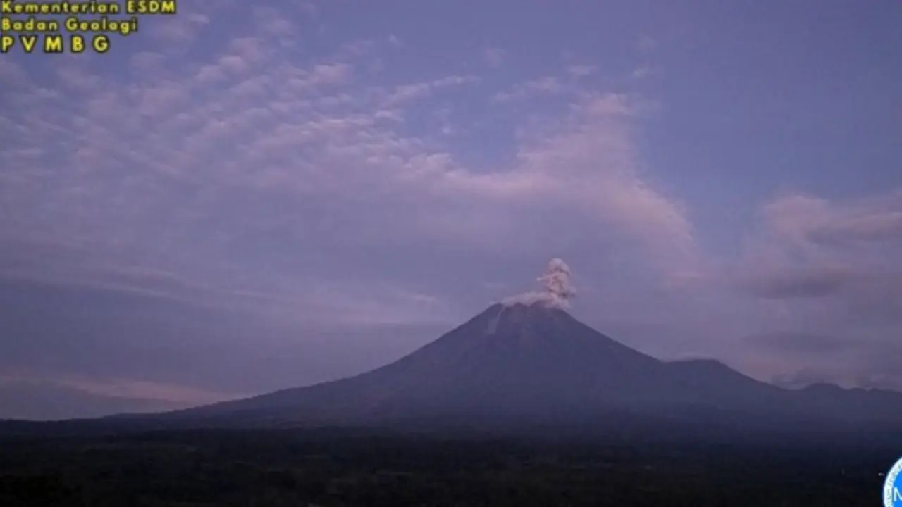 Gunung Semeru kembali erupsi dengan letusan setinggi 800 meter di atas puncak pada Senin pagi (10/11/2025).