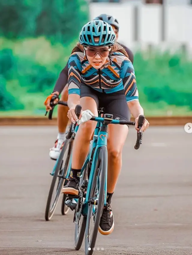 10 Potret Gisel Saat Bersepeda, Pesonanya Bikin Semangat Gowes