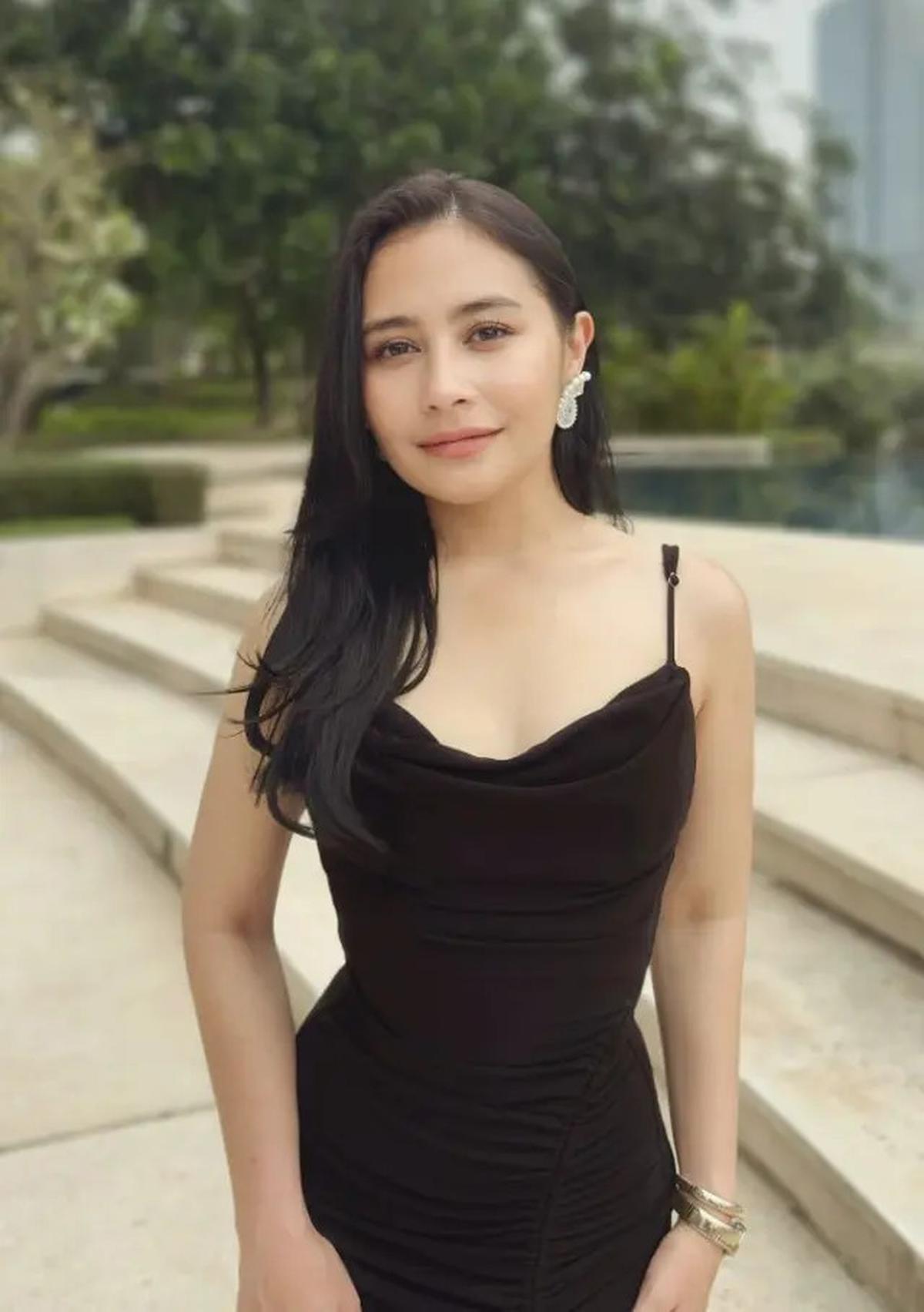 Outfit Kondangan ala Prilly Latuconsina yang Anggun Tanpa Terlihat Berlebihan
