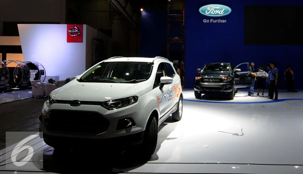 Salah satu kendaraan jenis SUV bersiap memasuki booth pameran Indonesia Internasional Motor Show 2015 di JIExpo Kemayoran, Jakarta, Selasa (18/8/2015). IIMS 2015 akan berlangsung pada 20-30 Agustus. (Liputan6.com/Helmi Fithriansyah)